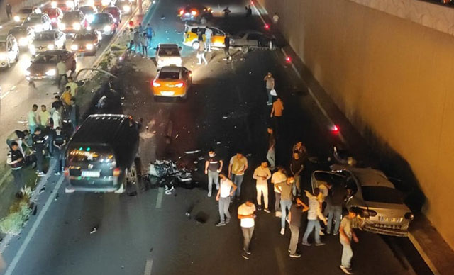 Diyarbakır’da 5 aracın karıştığı kazada 2 ölü, 8 yaralı