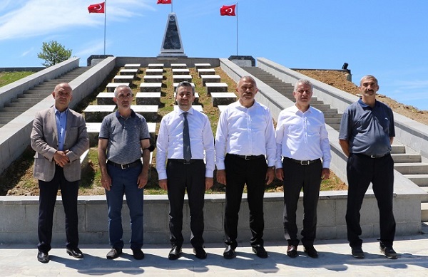 Başkan Türüt Pazar’da Yapımı Tamamlanan Şehitlik Anıtını İnceledi