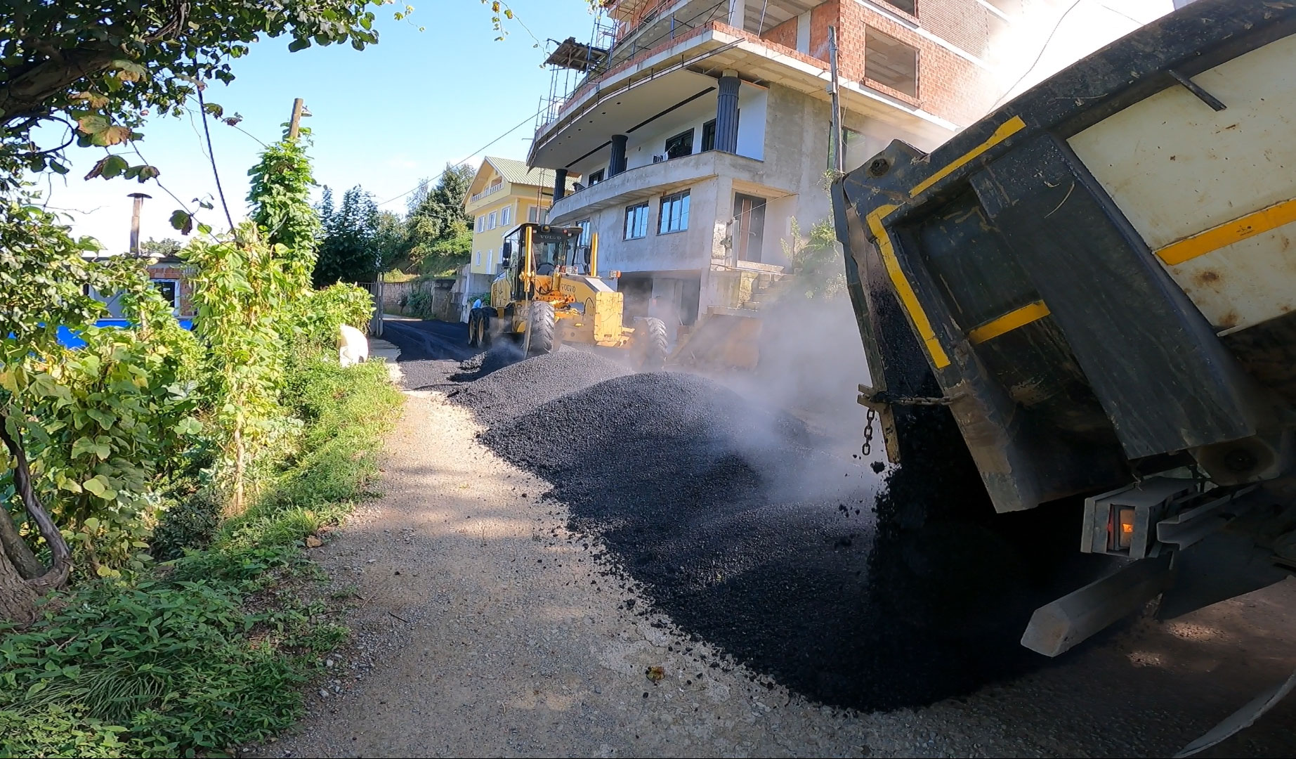 Ardeşen Çıraklar köyünde asfaltlama çalışması gerçekleştirildi