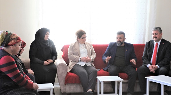 BAKAN YANIK’TAN ÖLDÜRÜLEN GÜLENDAM’IN OSMANİYE’DEKİ KEDERLİ AİLESİNE ZİYARET