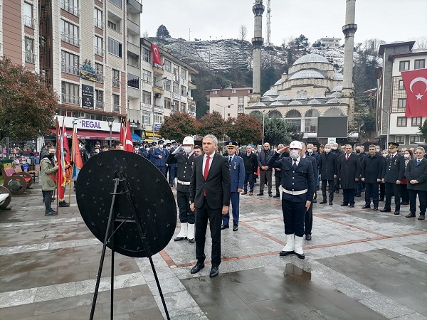 Pazar’da Çanakkale Zaferi’nin 107. yılında çelenk sunuldu