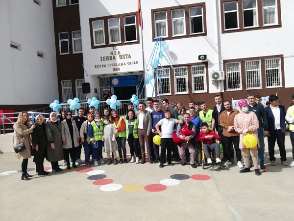 RİZE’DE OTİZM GÜNÜ’NDE ÇOCUKLAR DOYASIYA EĞLENDİ