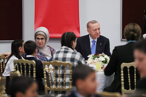 Cumhurbaşkanı Erdoğan, çocuklarla iftar yaptı