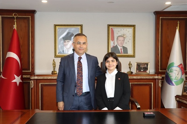 Vali Çeber, Makamını Vakıflar İlkokulu Öğrencisi Berrak Su Bulut’a Bıraktı