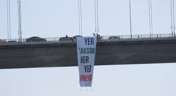 TİP MİLLETVEKİLLERİ GEZİ DİRENİŞİ’NİN 9. YILINDA BOĞAZİÇİ KÖPRÜSÜ’NE GEZİ PANKARTI ASTI