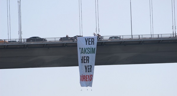 TİP MİLLETVEKİLLERİ GEZİ DİRENİŞİ’NİN 9. YILINDA BOĞAZİÇİ KÖPRÜSÜ’NE GEZİ PANKARTI ASTI