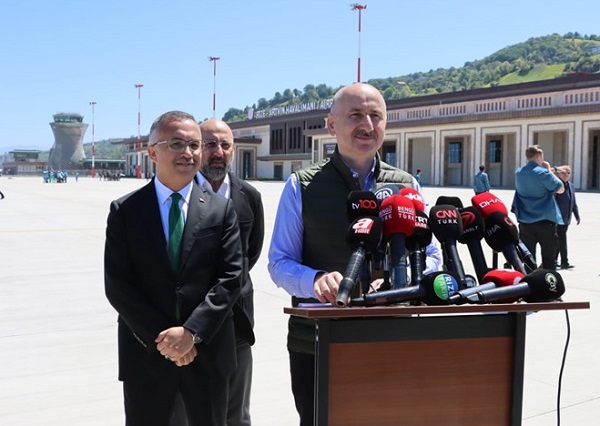 Ulaştırma ve Altyapı Bakanı Adil Karaismailoğlu, Rize-Artvin Havalimanı’nda basın açıklamasında bulundu