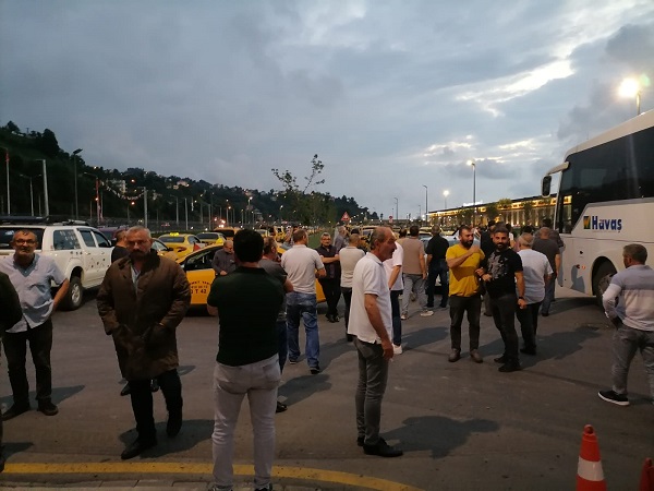 Taksicilerden Rize-Artvin havaalanında eylem: Bu saatten sonra geri vites yok