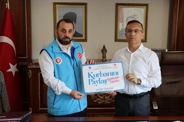 Vali Çeber, Kurbanını TDV’ye Bağışladı