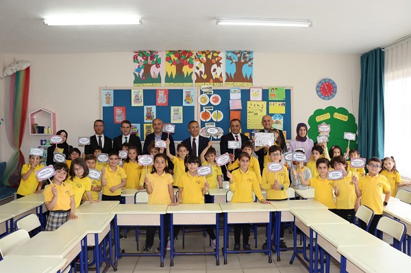 Vali Çeber, Öğrencilerin Yıl Sonu Karne Heyecanına Ortak Oldu