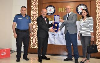 EMNİYET MÜDÜRÜ GÖKDUMAN FAİR PLAY ÖDÜLÜ ALAN BAŞARILI MEMURUNU TEBRİK ETTİ