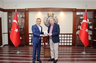 TBMM Eski Başkanı Köksal Toptan, Vali Kemal Çeber’i Ziyaret Etti