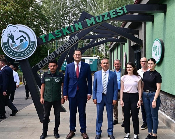 Vali Çeber, Beraberindeki Heyet İle Birlikte Taşkın Müzesini Ziyaret Etti