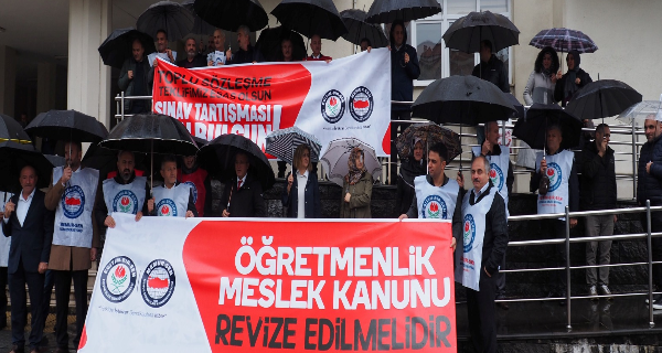 Eğitim-Bir-Sen Rize Şubesi Öğretmenlik Meslek kanununun revize edilmesi için basın açıklaması yaptı