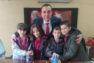 Depremzede öğrenciler için harçlıklarını biriktirdiler