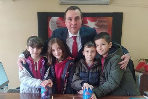 Depremzede öğrenciler için harçlıklarını biriktirdiler