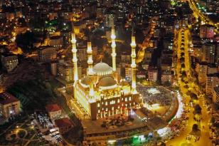 Depremde vefat eden vatandaşlar için ülke genelindeki 90 bin camiden sela okundu