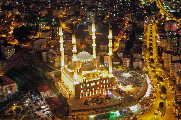 Depremde vefat eden vatandaşlar için ülke genelindeki 90 bin camiden sela okundu