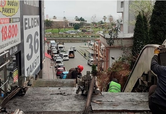 RİZE’DE ‘YÜRÜMEYEN MERDİVEN’ SÖKÜLÜYOR