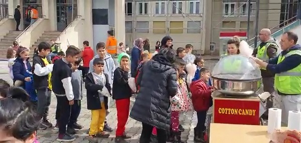 Rizelilerden destek, depremzede çocuklara ıslak hamburgerli eğlence