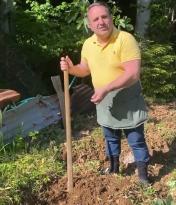 Rizeli iş insanı bahçe ekti, ‘Tohum atın, enflasyonu düşürün’ dedi.