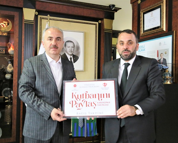 BAŞKAN METİN, KURBAN VEKALETİNİ TDV’YE BAĞIŞLADI