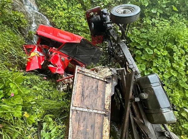 Yayla yolunda uçuruma yuvarlandı:1 ölü 1 yaralı