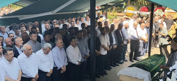 BAŞKAN METE’NİN ANNESİ DUA VE GÖZYAŞLARIYLA DEFNEDİLDİ