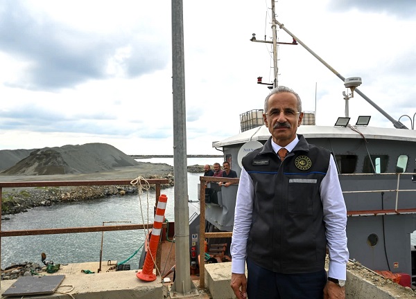 URALOĞLU, RİZE’DE YAPIMI DEVAM EDEN İYİDERE LOJİSTİK LİMANI’NDA İNCELEMELERDE BULUNDU