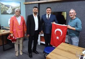 MHP Rize İl Başkanlığı Türk Bayrağı Dağıttı