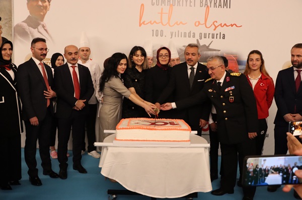 Rize Valisi Baydaş’ın Düzenlediği Cumhuriyet’in 100. Yılı Resepsiyonu Yoğun İlgi Gördü