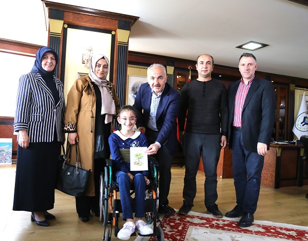 Özel Yetenekli Çocuk Yazar Miray’dan, Başkan Metin’e Teşekkür Ziyareti