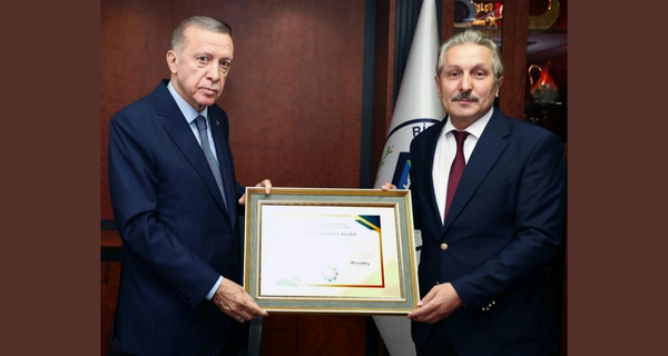 RİDEVA’dan Cumhurbaşkanı Erdoğan’a Daimi Onursal Başkanlık Belgesi