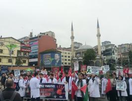 Rize’de Tıp Öğrencileri Sessiz Yürüyüşle Katil İsrail’i Lanetlediler