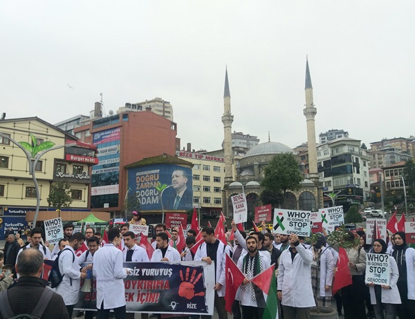 Rize’de Tıp Öğrencileri Sessiz Yürüyüşle Katil İsrail’i Lanetlediler