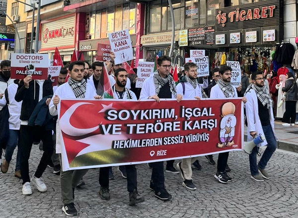 RİZE’DE GENÇ HEKİMLERİN SESSİZ YÜRÜYÜŞÜNDE 7.HAFTA