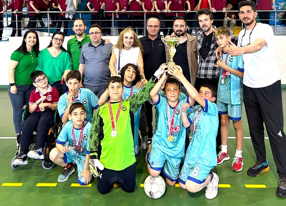 KÜÇÜKLER FUTSAL TURNUVA ŞAMPİYONU MAHMUT CELALETTİN ÖKTEN İMAM HATİP ORTAOKULU OLDU