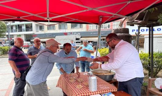 Pazar’da Yeniden Refah Partisi vatandaşlara aşure dağıttı